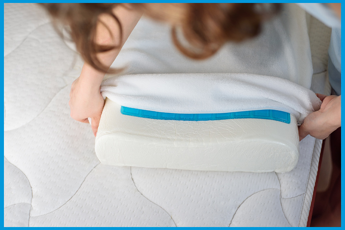 Mise en place d'une housse anti-punaises de lit sur un matelas