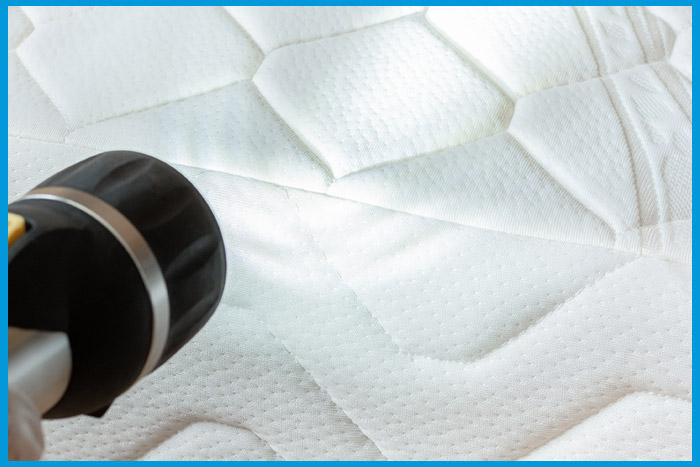Inspection approfondie d'un matelas avec une lampe torche